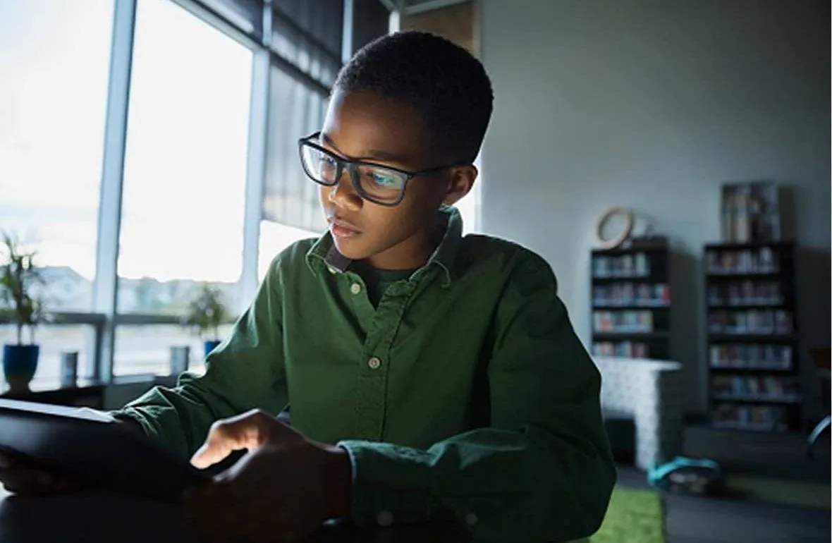 Collégien lisant sur une tablette